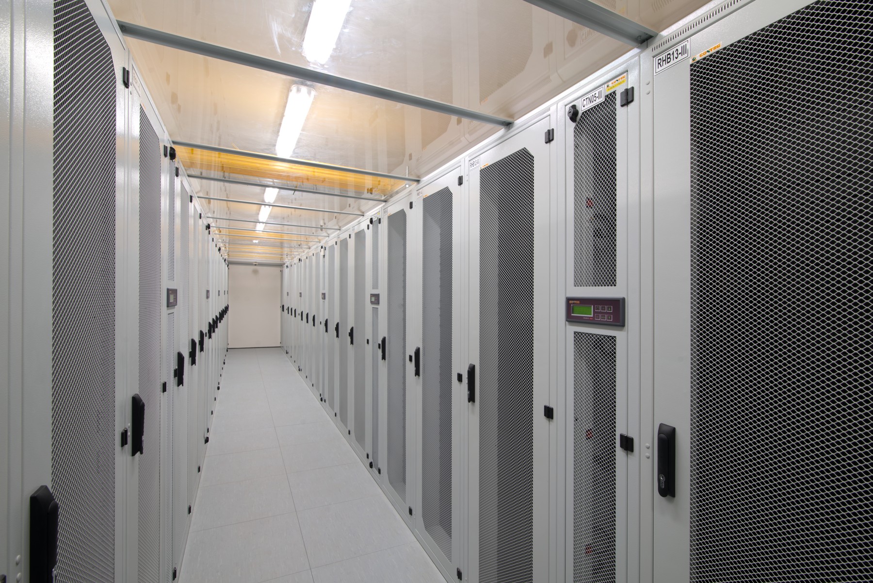 Sala de servidores identificada como Datove centrum TCP por su autor. Referencia externa de infraestructura.